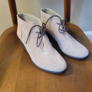 CROCS Sz 9 Leigh Dual Comfort Tan Suede Lace Up Wedge Ankle Booties